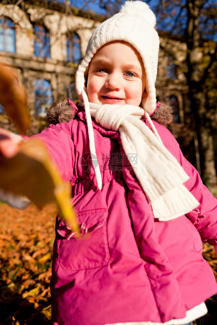 秋天在户外玩耍的可爱女孩森林女性孩子季节童年乐趣公园夹克活动幸福图片