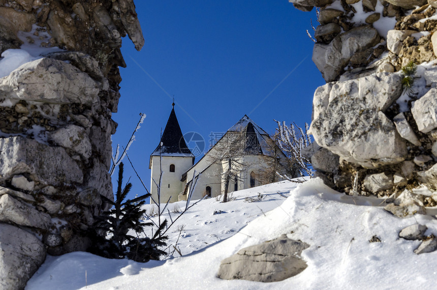 圣乌苏拉教堂的废墟风景蓝色天空海拔石头晴天窗户图片