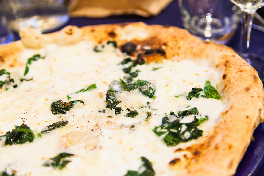在那不勒斯的比萨课程蔬菜午餐菠菜餐厅手工盘子桌子水平美食图片