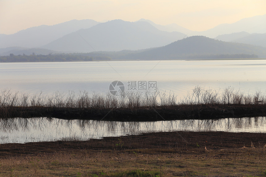 湖边的日落蓝色场景城市植物鸭子游泳天空季节芦苇太阳图片