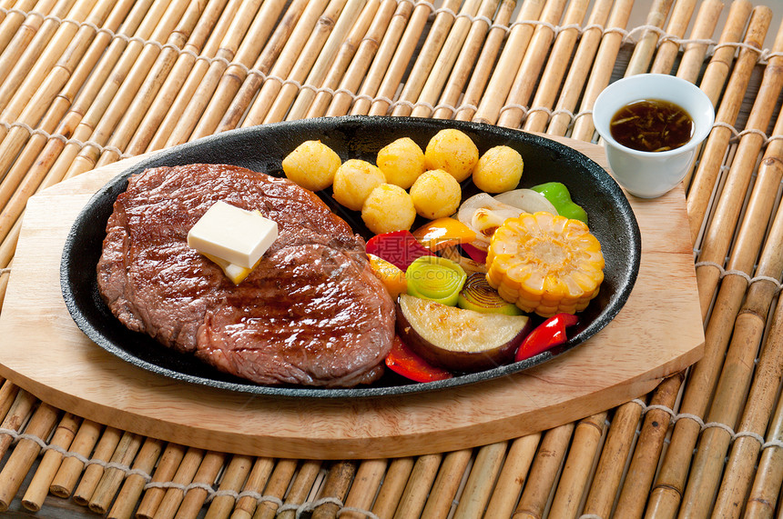 日本大理石牛肉烤肉午餐餐厅盘子用餐烹饪牛扒营养糕点头皮美食图片