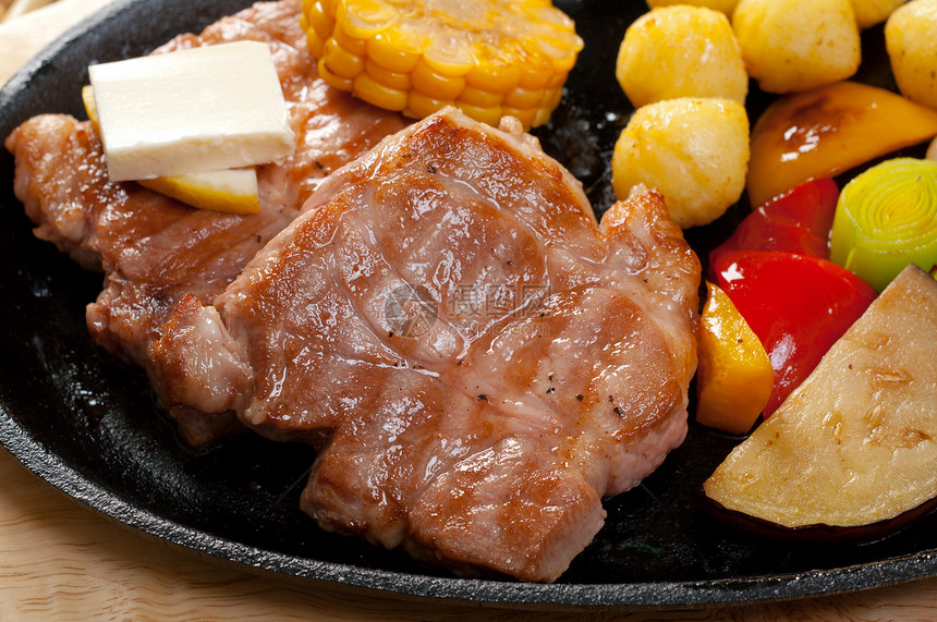 日本大理石牛肉烤肉美食牛肉服务牛扒用餐午餐营养烹饪餐厅食物图片