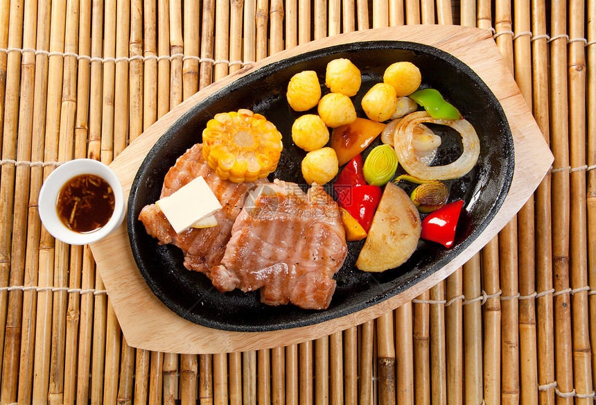 日本大理石牛肉烤肉午餐用餐盘子食物营养蔬菜餐厅头皮肋骨牛肉图片