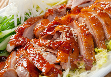烤鸭 中式香料菜肴红色家禽炙烤鸭子皮肤洋葱美食主菜背景图片