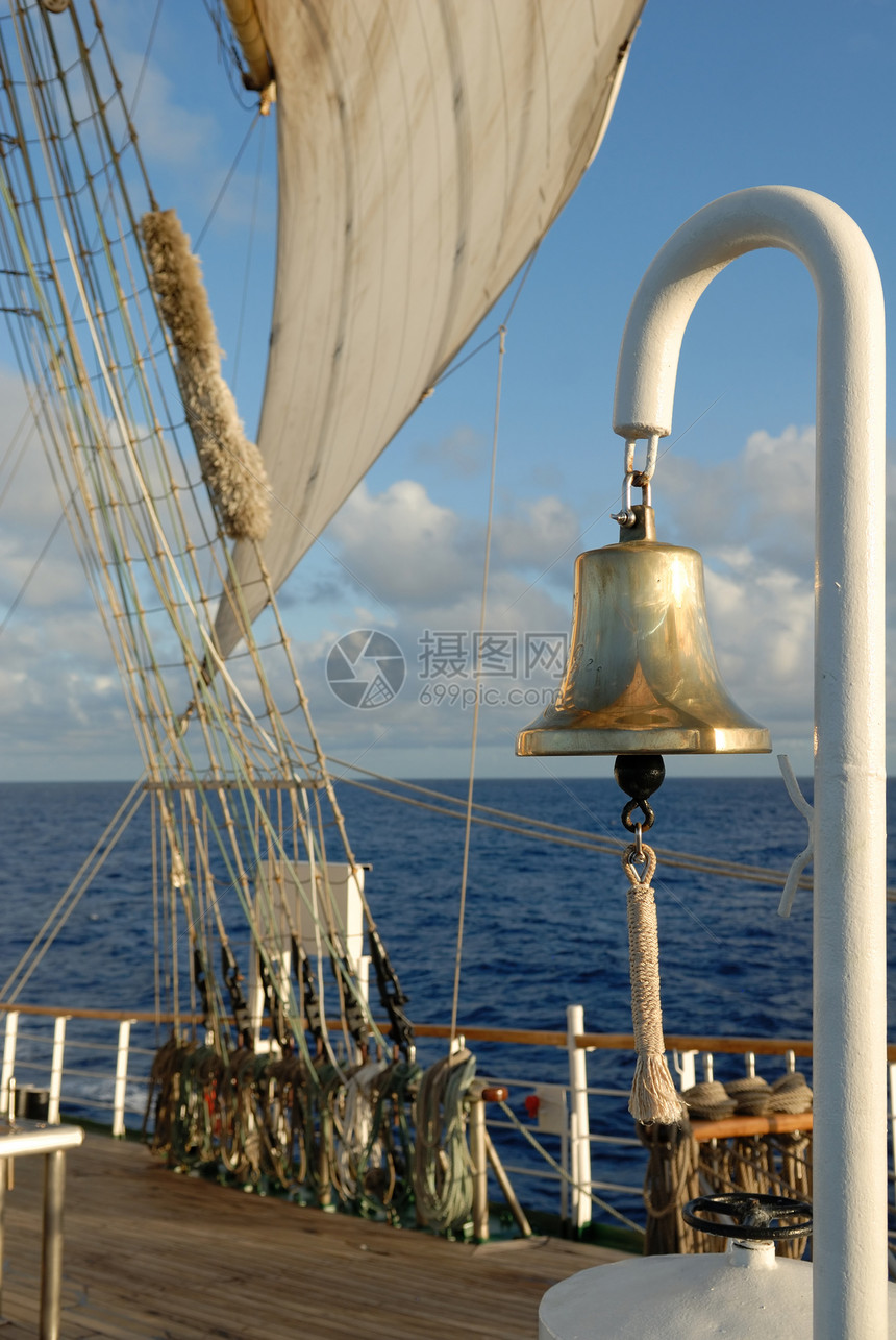 海洋背景上的钟声和海上帆船 是浪漫的航行图片