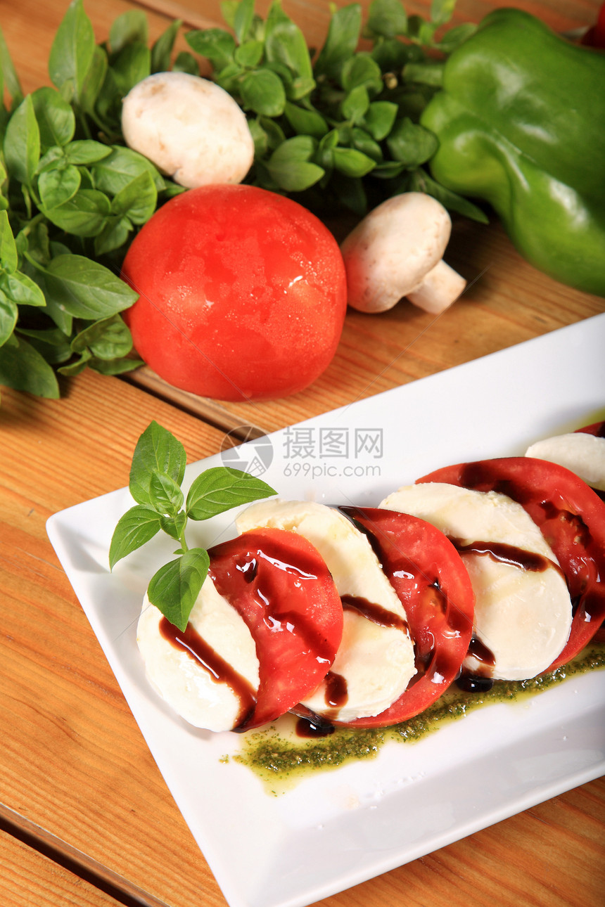新鲜番茄和莫扎雷拉奶酪绿色白色桌子餐厅盘子食谱薄荷食物胡椒健康图片