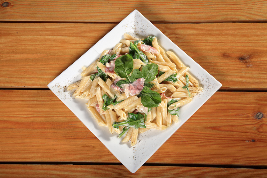 新鲜意大利面加培根餐厅食物盘子食谱午餐薄荷白色图片