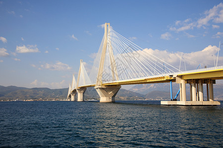 Rio 抗原河桥天空蓝色白色背景图片