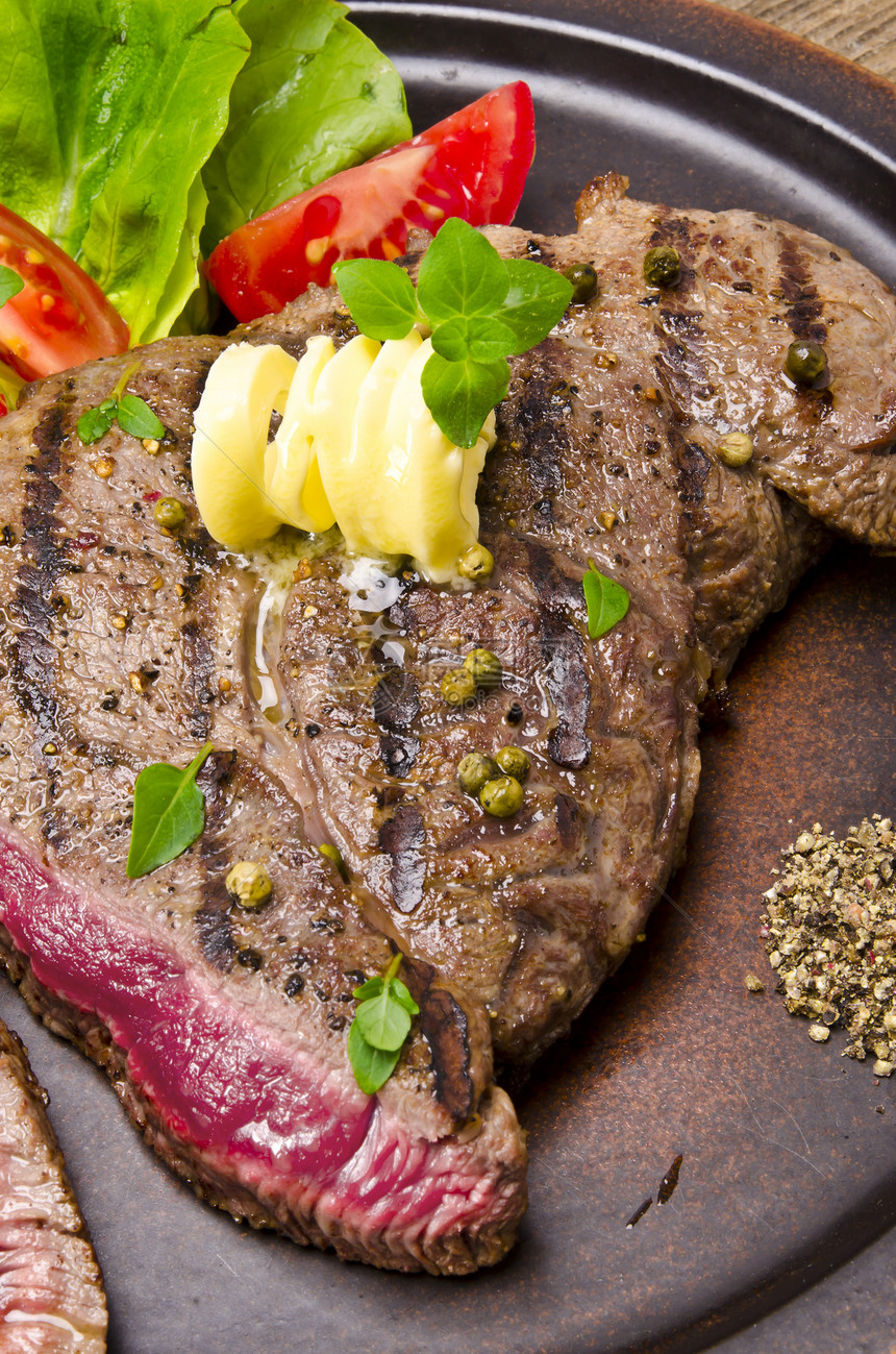 烧烤美食牛肉胡椒肌肉豆子迷迭香草药沙拉黄瓜鱼片图片