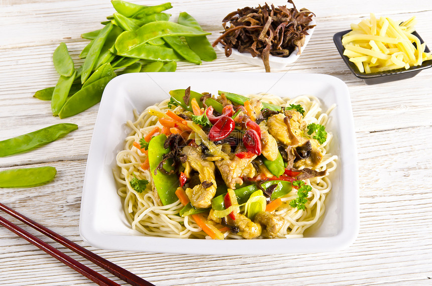 带猪肉和蔬菜的面条厨房炒锅盘子食物筷子小牛竹子辣椒李子树叶图片