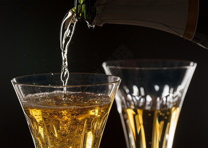 酒心香槟杯中心脏的宏观近距离拍摄活力溪流长笛黄色茶点饮料玻璃背景液体白酒背景