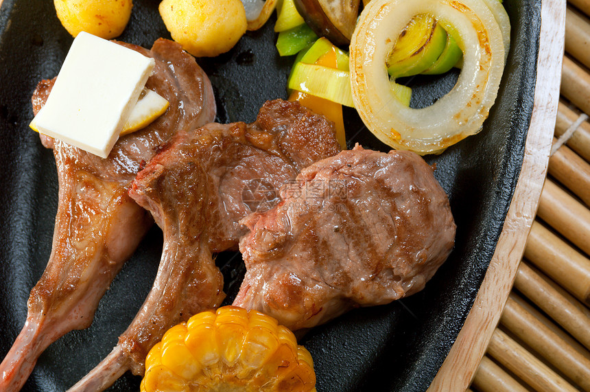 盘子上的日本排骨牛扒大理石营养午餐食物用餐牛肉烹饪服务头皮图片