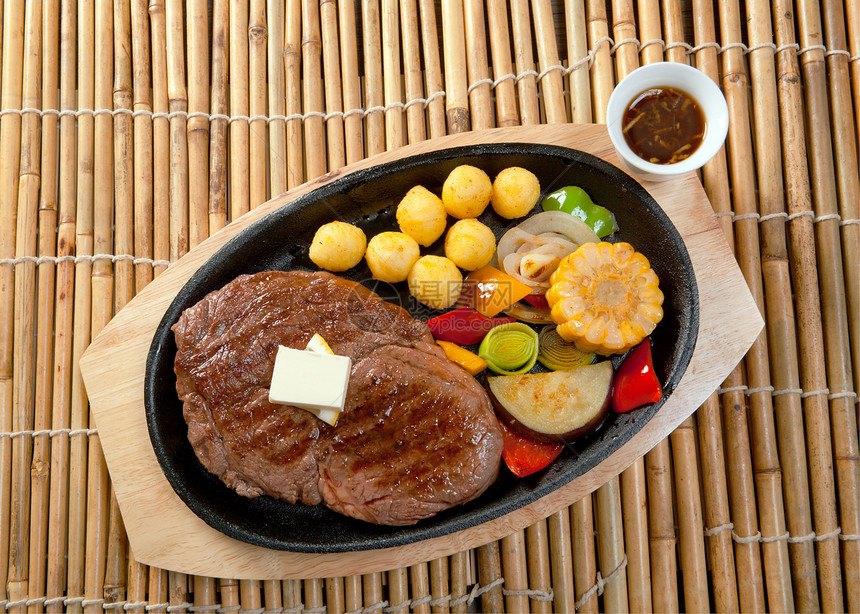 日本大理石牛肉烤肉烹饪午餐蔬菜牛扒用餐盘子肋骨牛肉糕点服务图片