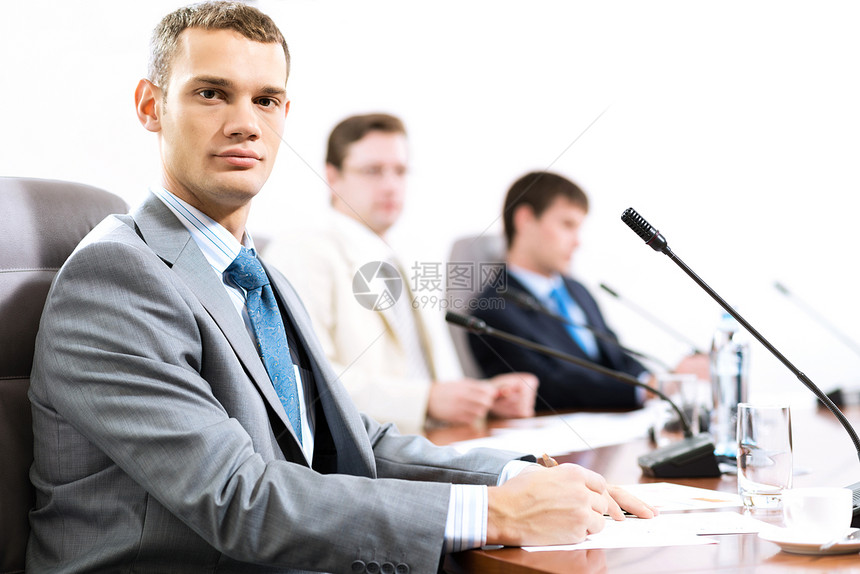 商务人士的肖像男人会议管理人员瓶子团队成人桌子同事男性办公室图片