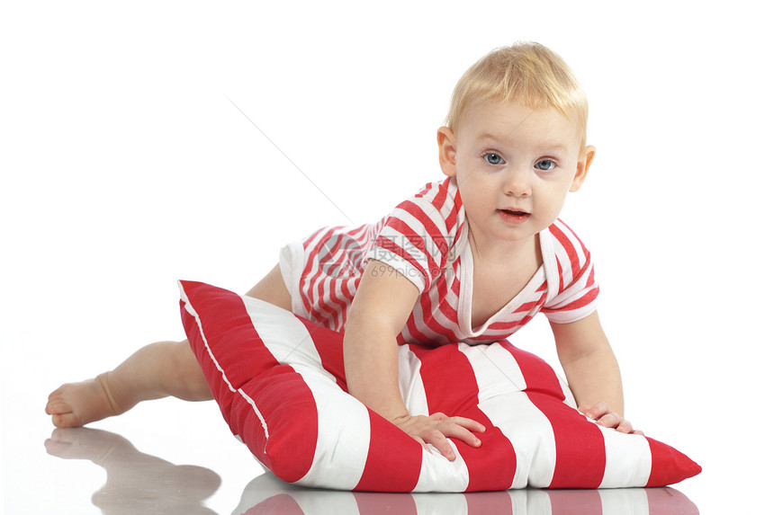 带着枕头躺着的孩子婴儿时间寝具苏醒就寝青年女孩红色白色条纹图片