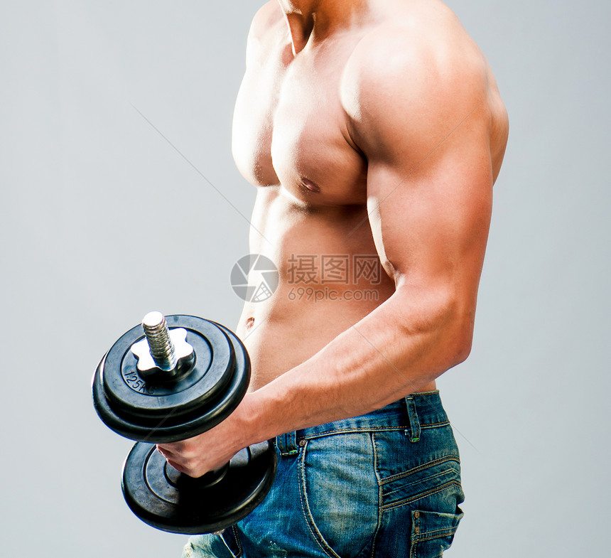肌肉人男人成人二头肌哑铃健身房运动力量训练黑色男性图片
