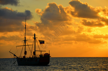 加勒比海盗船日升在海盗船上空旅行游客假期海盗日出血管日落旅游海洋码头背景
