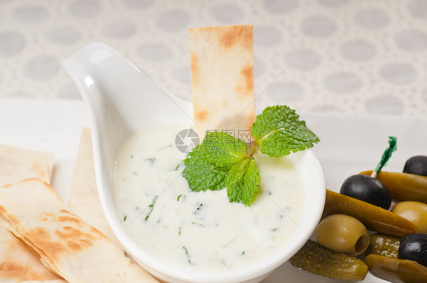 希腊语 Tzatziki 酸奶酱和皮塔面包黄瓜香料食物蔬菜饮食草本植物营养奶制品奶油薄荷图片