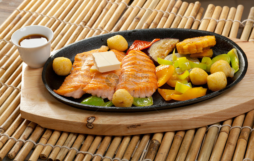 配有蔬菜的鲑鱼牛排牛扒餐厅午餐叶子文化美味炙烤海鲜食物烧烤图片