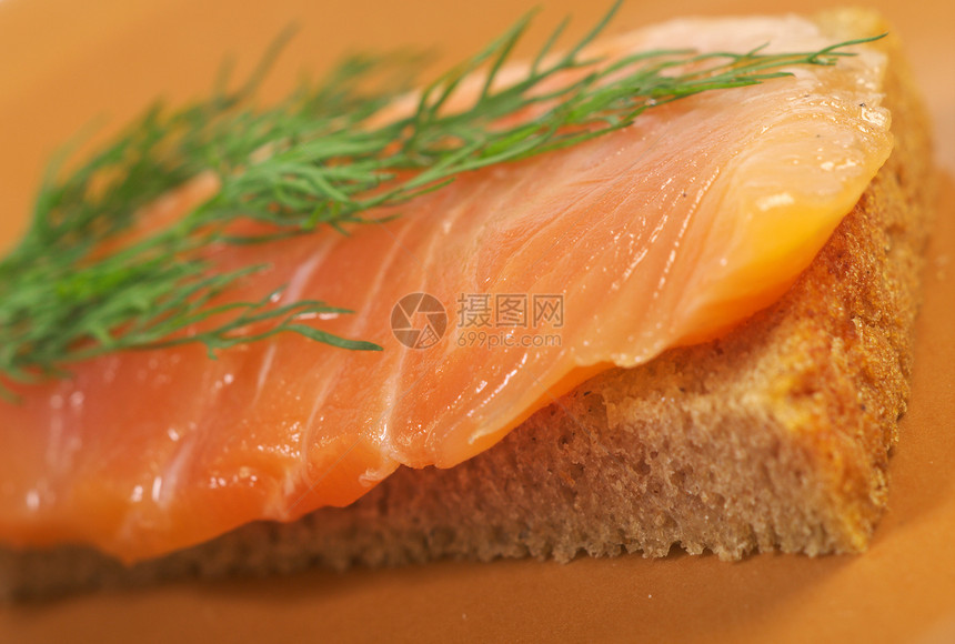 含有熏鲑鱼的甘蔗午餐橙子点心食物摄影熏制面包胡椒小吃美食图片
