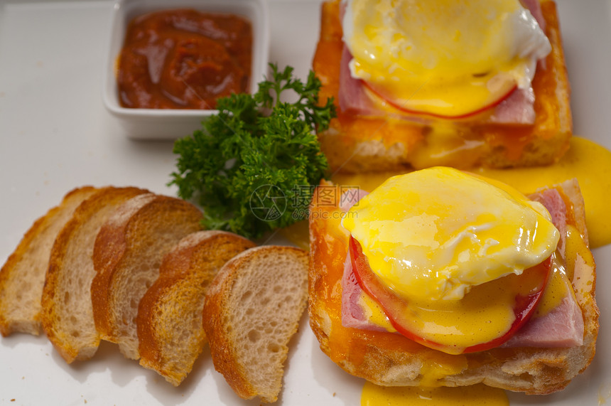 用番茄和火腿烤面包上的鸡蛋宏观食物英语面包水煮午餐早餐美食烹饪配料图片