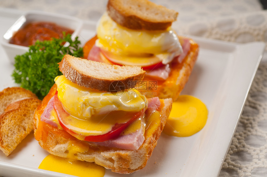 用番茄和火腿烤面包上的鸡蛋美食火腿香菜脆皮果汁烹饪午餐英语奶制品蛋黄图片