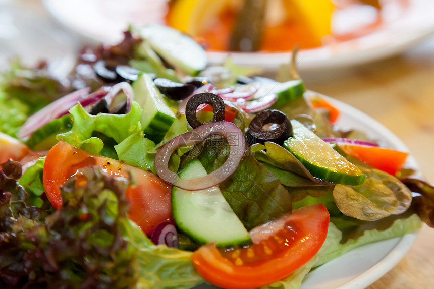 希腊沙拉胡椒盘子生菜餐巾黄瓜起动机食物洋葱美食绿色图片
