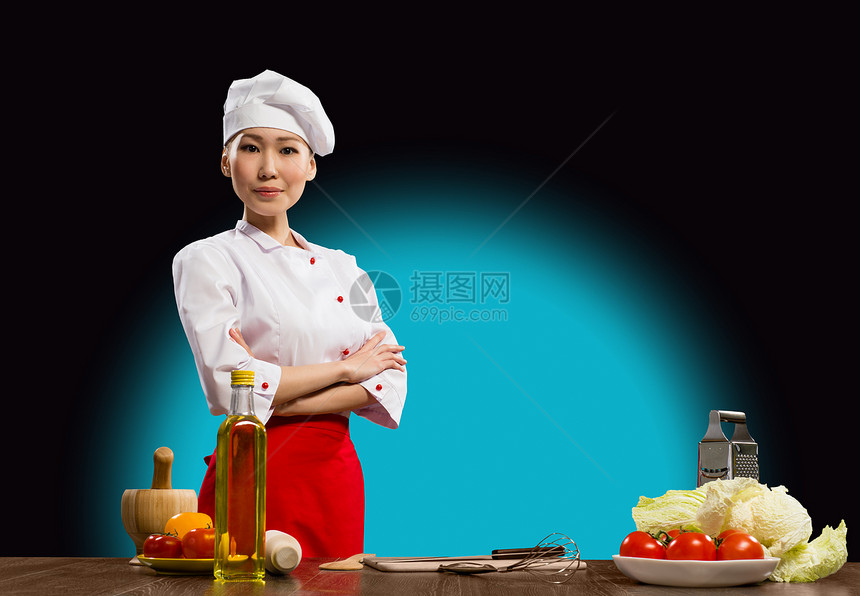 亚洲女性烹饪人助手内阁肤色工作女孩微笑下巴成人厨房餐厅图片