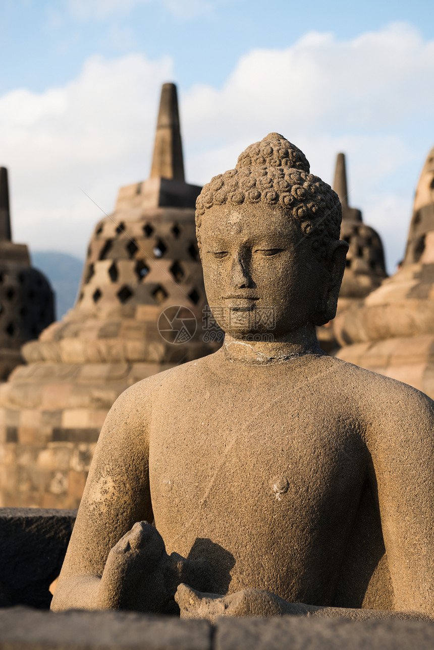 印度尼西亚博罗布杜尔寺庙的Buggha雕像和Stupas废墟佛塔金字塔旅行宗教雕塑石头天空晴天崇拜图片