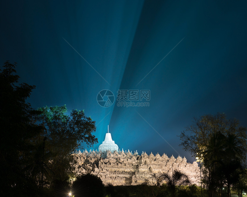 晚上的Borobudur寺庙图片