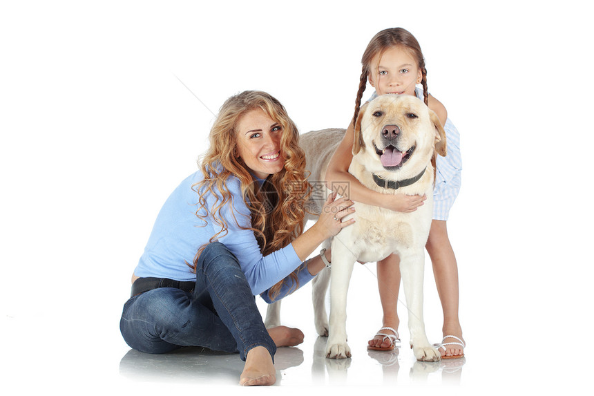 带着狗的妇女和女孩宠物动物友谊快乐成人蓝色幸福犬类女士女儿图片