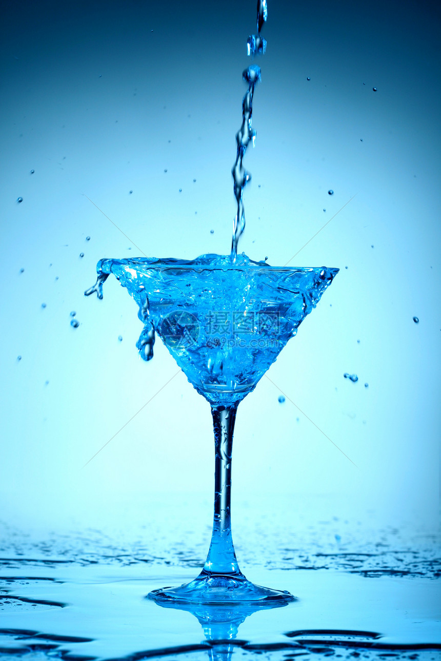 蓝鸡尾花蓝色水泡飞溅酒杯药瓶果汁杯子玻璃宏观饮料图片