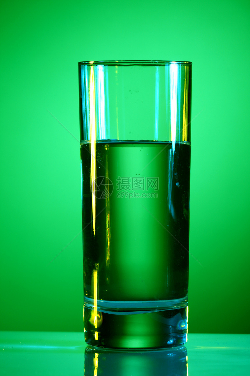 以绿色的水生玻璃食物作品茶点酒吧水晶饮料液体白色图片