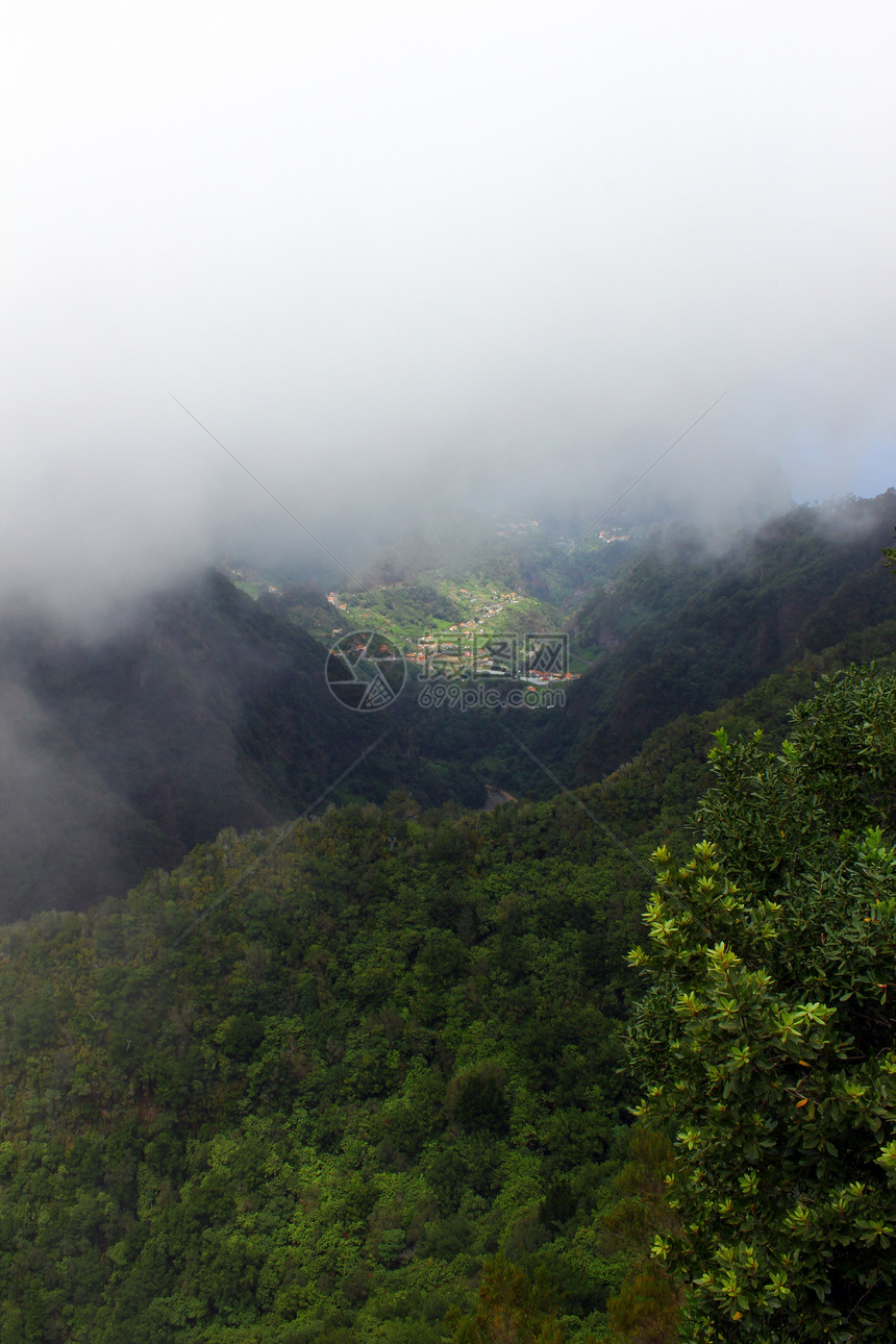 对葡萄牙马德拉岛北岸的观察 显示在旅行通道场景日落天气美丽远足薄雾土地人行道图片