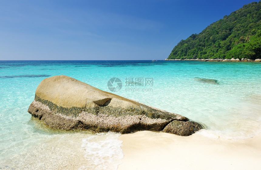 美丽的海滩岩石海洋蓝色热带海岸线假期旅行天空海景石头图片