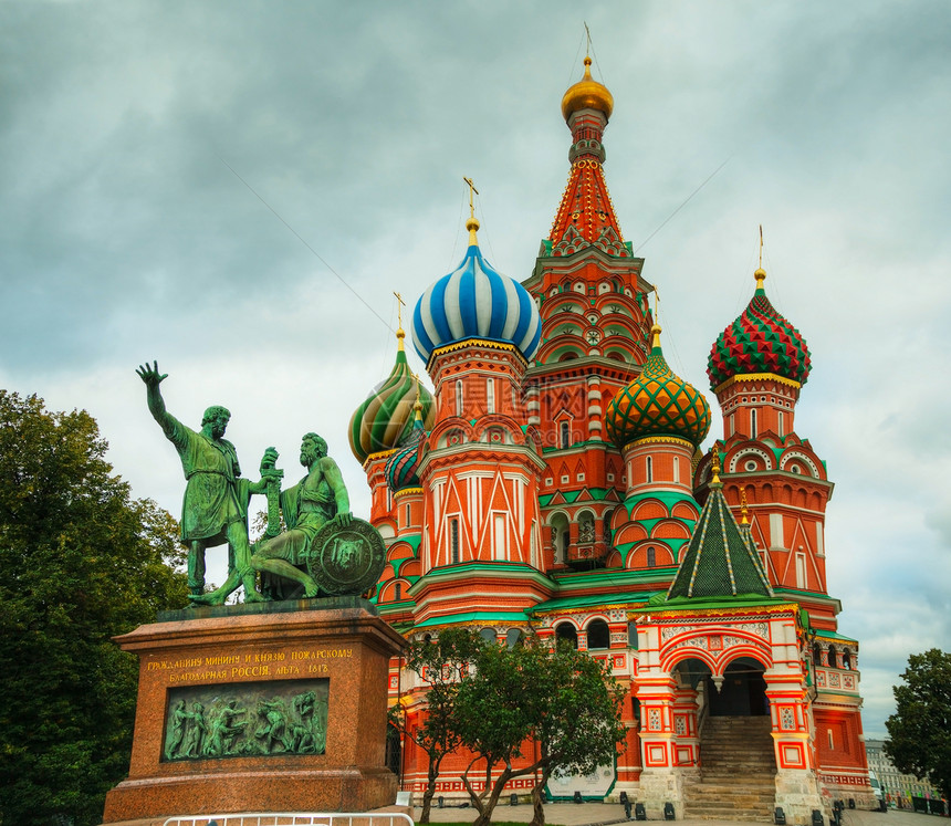 俄罗斯莫斯科的圣巴西尔大教堂天空圆顶红色大教堂蓝色地标寺庙城市宗教建筑学图片