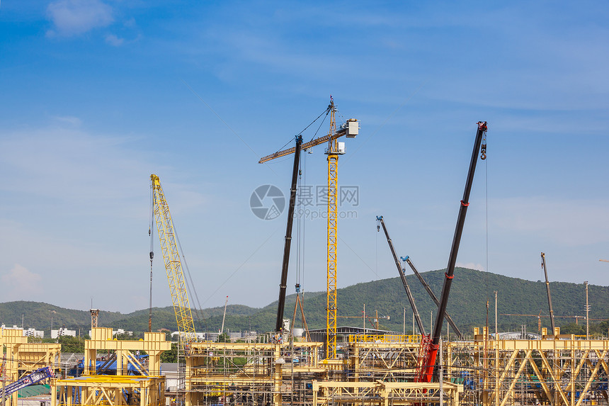 有起吊机和建筑物的建筑工地水泥对角线格子城市起重机脚手架商业进步建造财产图片