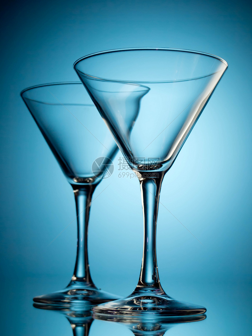 两杯白色调子反射蓝色玻璃图片