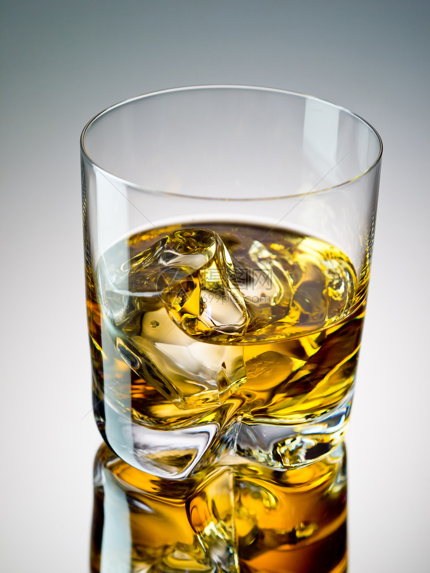 一杯威士忌不倒翁冰块反射对象岩石玻璃黄色图片