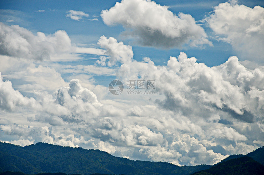 天空中的戏剧云空气柔软度多云国家顶峰爬坡蓝天白色天气图片