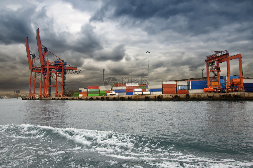 伊斯坦布尔港口的戏剧性景象运输力量货轮出口火鸡商业船运大部分码头起重机图片