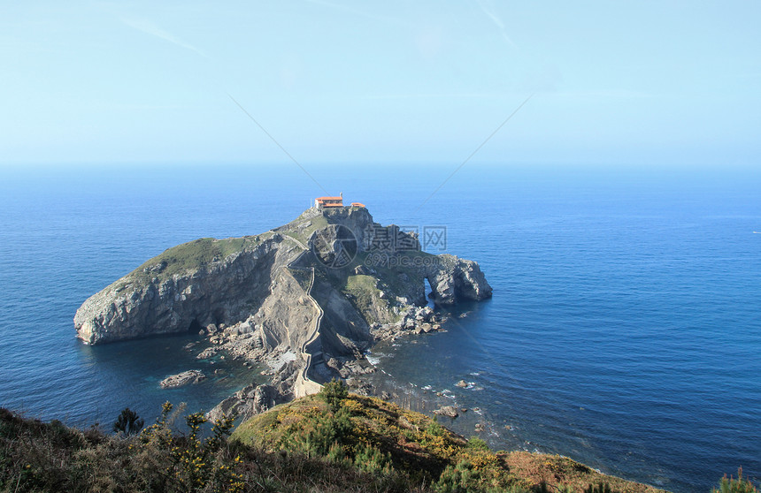 岛全景石头蓝色避难所教会游客海岸旅行爬坡小路岩石图片
