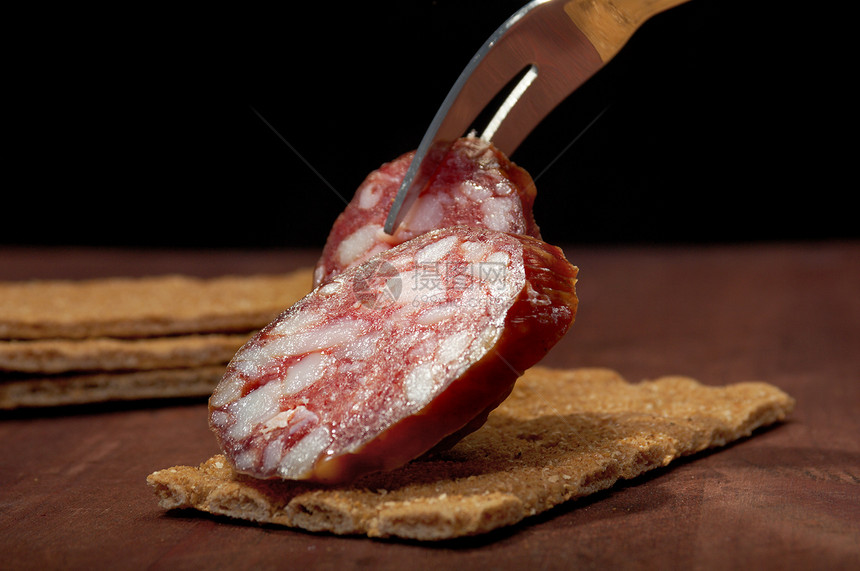 Salami和面包国家餐巾小吃套管熏制火腿棕色食物烹饪美食图片