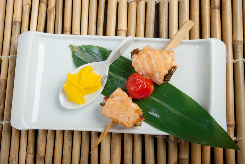 日本白菜鲑鱼烧烤推介会盘子餐厅竹子白色烹饪食物美食图片