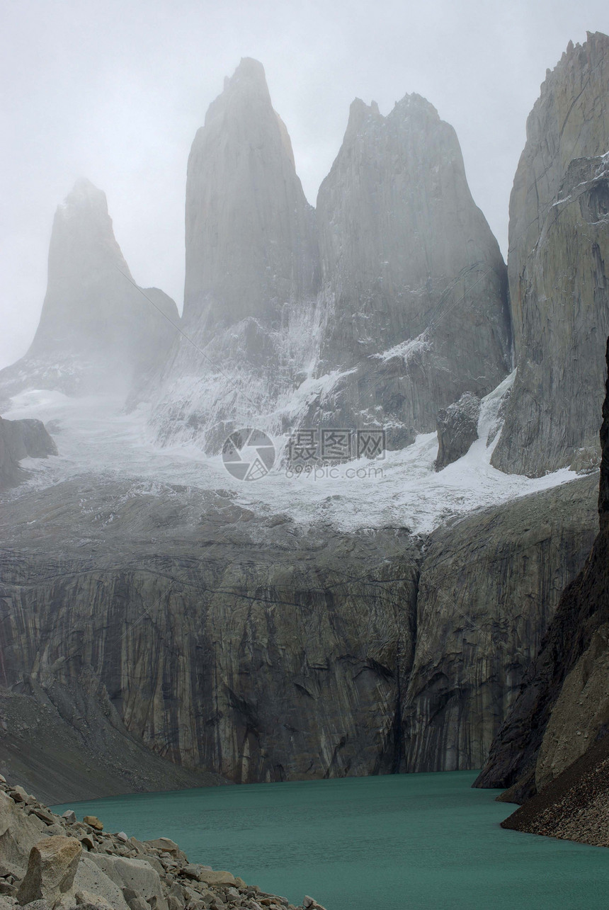 智利的峰值风景池塘薄雾岩石多云悬崖荒野冰川图片