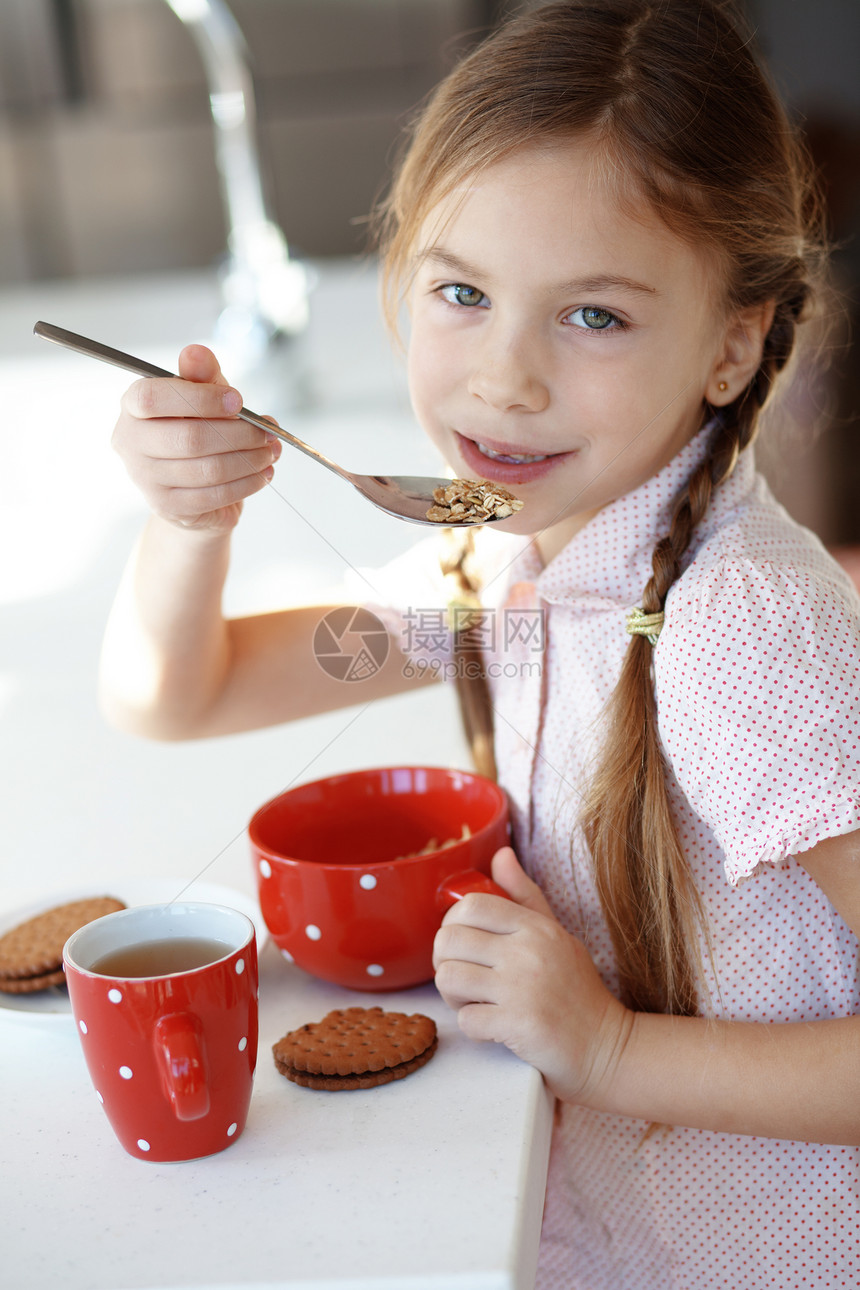 在家吃早餐营养饼干房间福利孩子食物桌子童年快乐厨房图片
