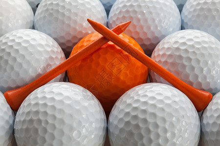 高尔夫球闲暇发球台游戏运动橙子白色球座天空背景图片