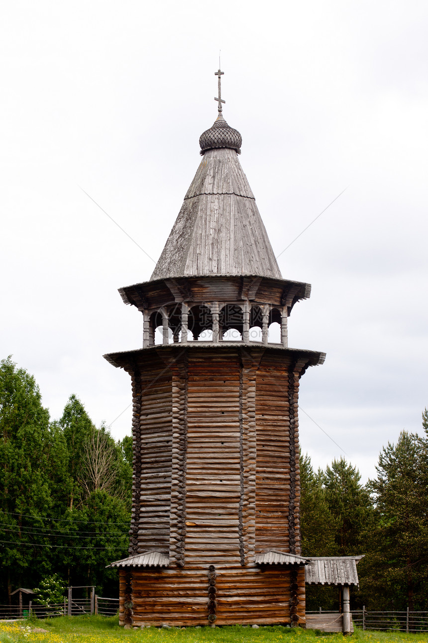 木铃塔教会天炉阴影晴天工艺木头钟楼森林白色雕刻图片