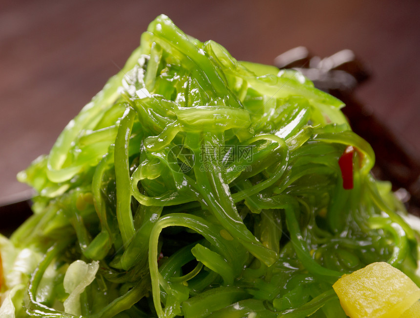 混合沙拉海草和蔬菜盘子绿色海鲜小吃海藻饮食食物沙拉图片