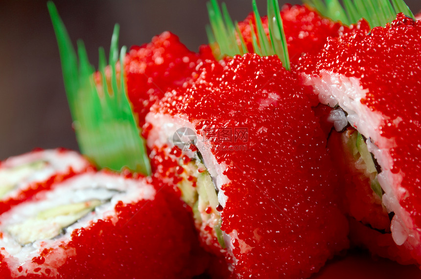 寿司塞满了香肠海藻海苔服务午餐海鲜绿色宏观美食飞行异国图片